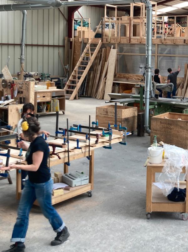 Vue d'ensemble de l'atelier de fabrication de mobilier et d’agencement Chuuut installé dans le parc industriel de la Vertonne à Vertou. Leur démarche s'inscrit dans une production raisonnée en privilégiant les matériaux naturels.