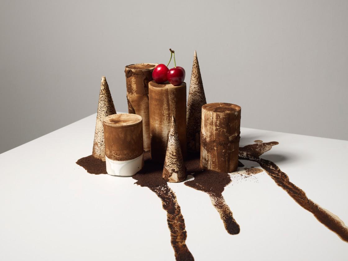 Une mise en scène architecturale pour ces pâtisseries chocolatées et fondantes imaginée par l'artiste Dominic Davies