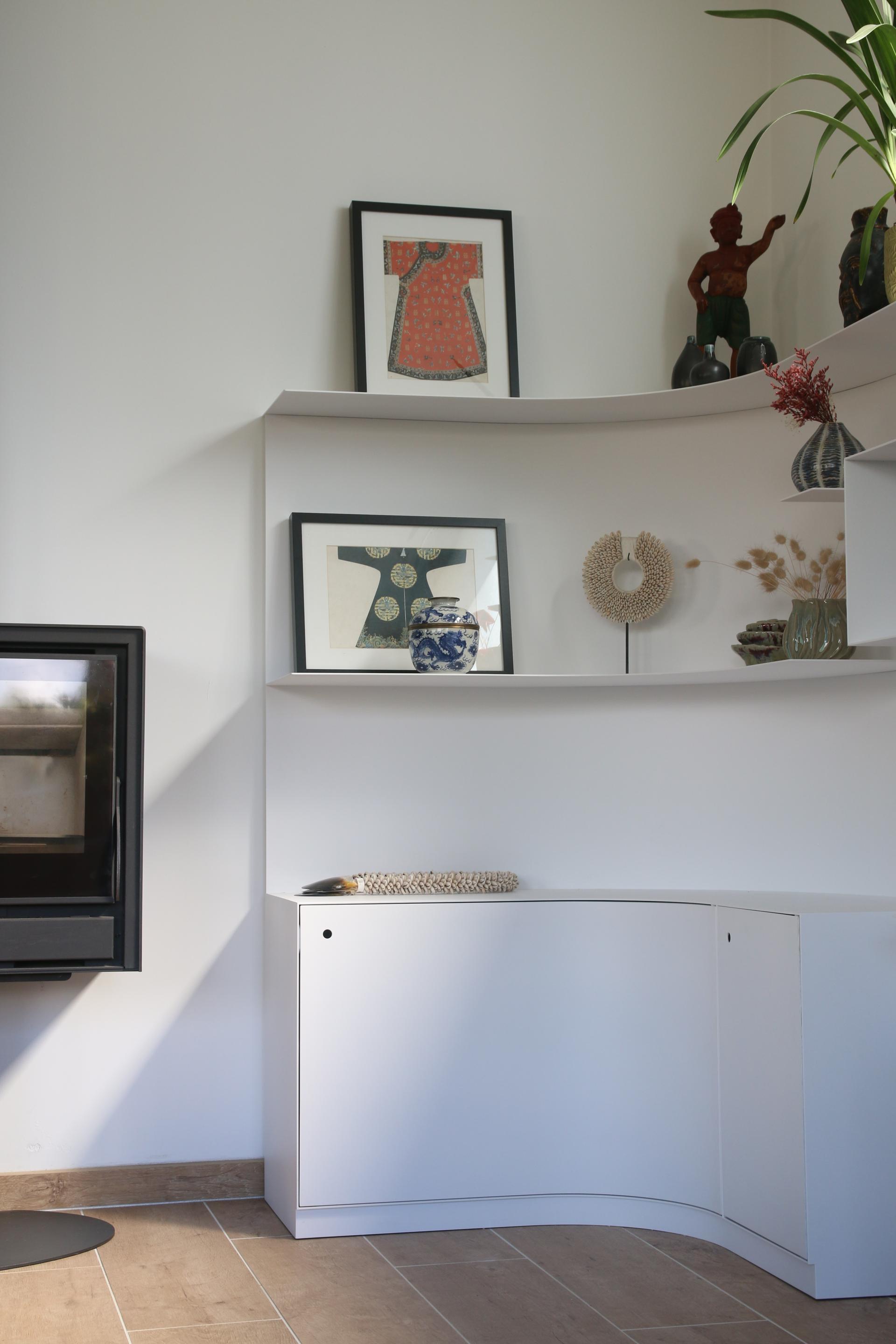 Design intérieur épuré en métal laqué blanc finition mat avec rangements sur mesure et mise en valeur d’objets artisanaux à la Bernerie-en-retz par Jérôme Barrier