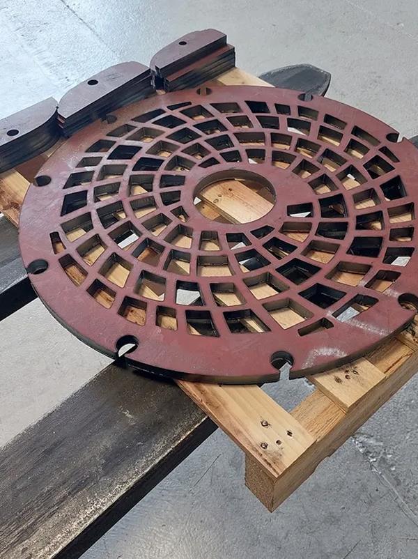 Une plaque ronde en acier découpée au laser. Aurélie Lambert a fondé laser métal design à Sainte-Luce-sur-Loire pour répondre rapidement à toutes demandes de découpe et de pliage de tôles pour la décoration et le mobilier. D'une simple photo, elle peut réaliser de multiples découpes et usages.