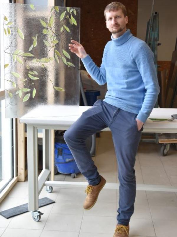 Paul Le Hen est responsbable du développement de Verre l'intérieur. Verre l’intérieur conçoit, dessine et fabrique des verres décoratifs et architecturaux.
