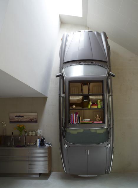 Idée complétement originale pour cette jaguar transformé en étagère et accroché au mur dans ce salon très haut de plafond.