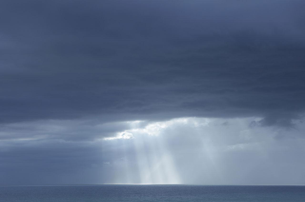 antonin bonnet a immortalisé ce moment magique de rayons de soleil qui traversent un ciel nuageux sur la mer.