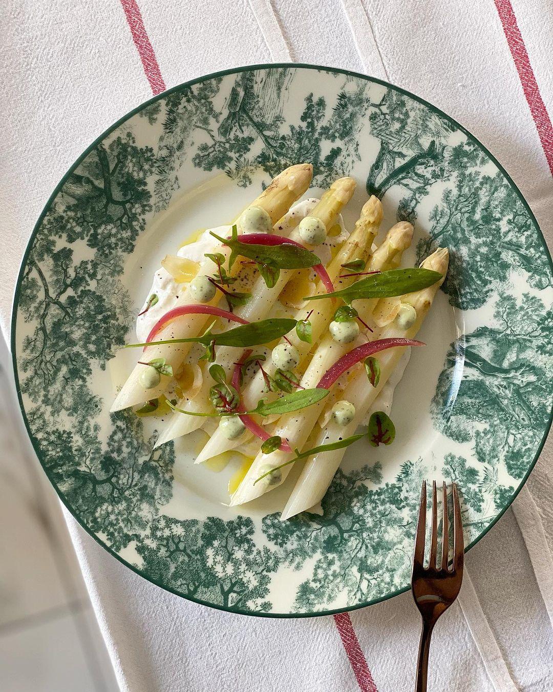 Une assiette façon toile de Jouy comme on les aime chez nos grands-mères pleines d'asperges de saison cuisiné par Jean Imbert pour le livre merci Mamie, hommage à la cuisine authentique de sa grand-mère.