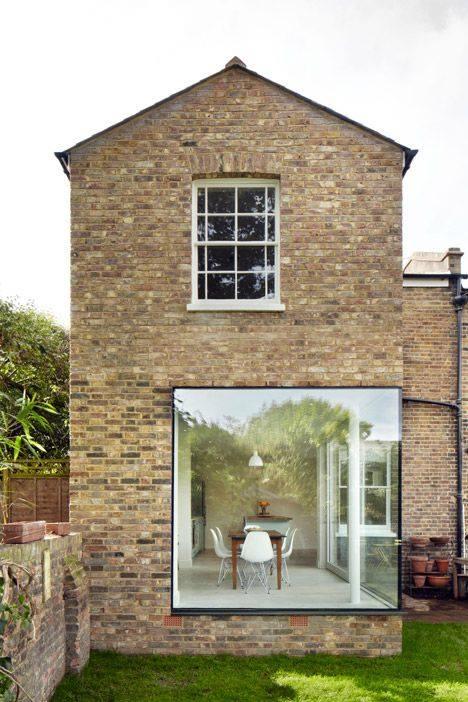 l'agence d'architecture londoniennes cousins and cousins a rénové cette maison en pierre en privilégiant de grandes ouvertures sur le jardin et en conservant au maximum l'existant.