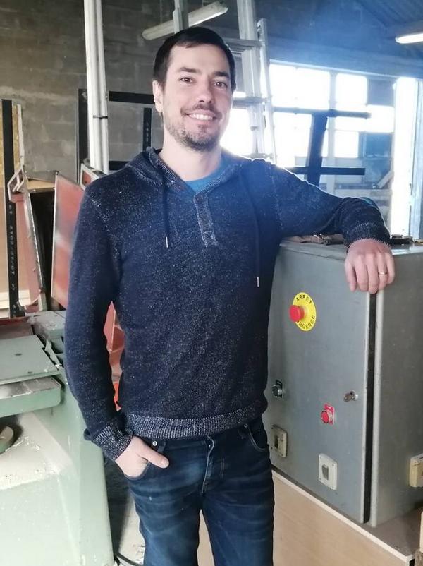 Gaël Blain pose dans sa menuiserie artisanale écologique Secoïa Menuiserie dont il affiche fièrement ses convictions. Un ébéniste passionné et passionnant pour des réalisations durables avec des bois provenant de forêts françaises, mélèze, frêne, châtaignier, pin, hêtre, acacia, etc