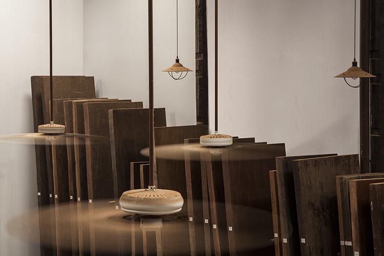 plateaux anciens en bois présentés debout chez ptendercool à Bangkok pour réaliser des tables haut de gamme sur mesure inspiration jerome barrier