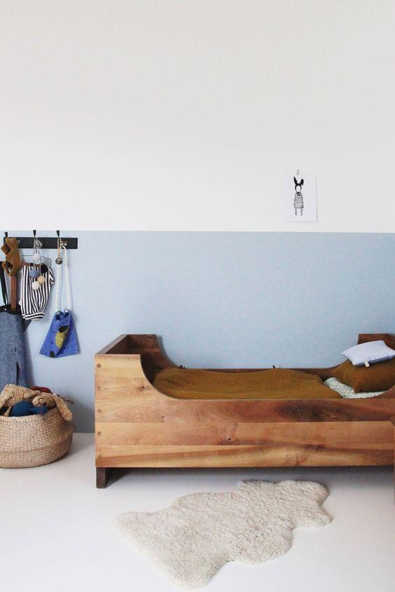 Un lit d'enfant simple en bois massif tessa hop over the ocean