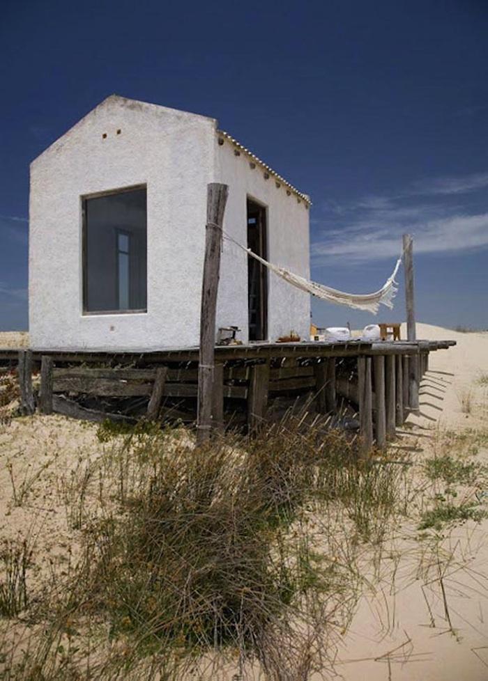 Une mini maison, le minimum posé sur une dune en uruguay face à la mer