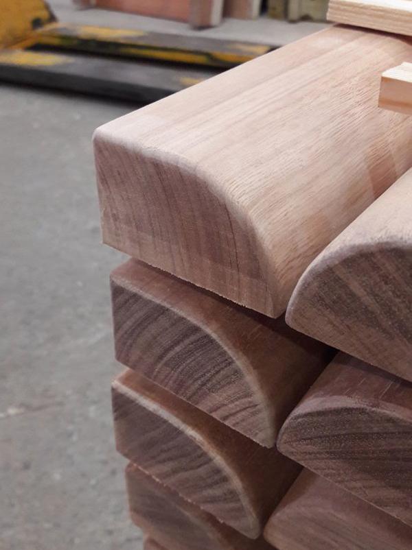 Profilés en bois façonnés par la société utb à Treillières. Ils sont spécialisés dans le tournage sur bois et l’usinage numérique sur nos centres d’usinage 3, 4 et 5 axes. Fabrication unitaire ou en série