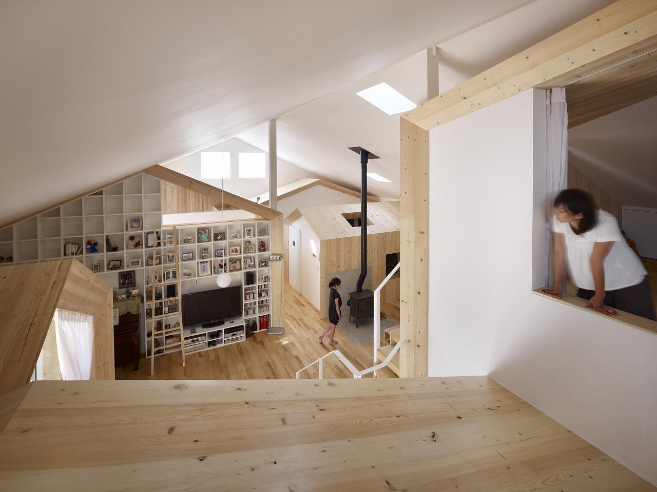 Intérieur de yoshichika takagi. Plein de volumes aux fonctions différentes dans un grand volume principal.