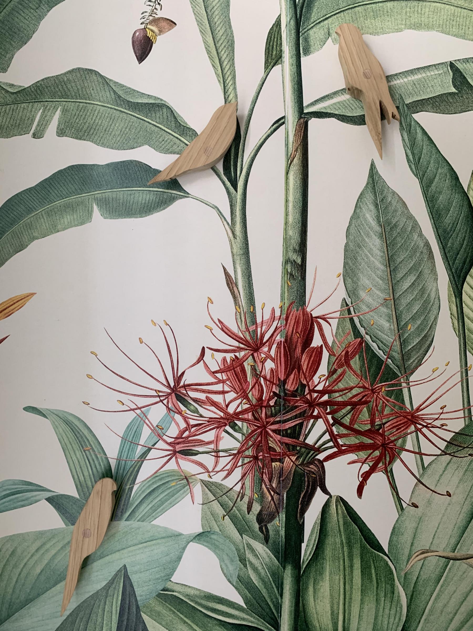 J'ai sculpté dans du châtaignier des patères en bois qui se trouvent fixées aux feuilles du paysage tropical. Sur mesure Jérôme Barrier Vertou.