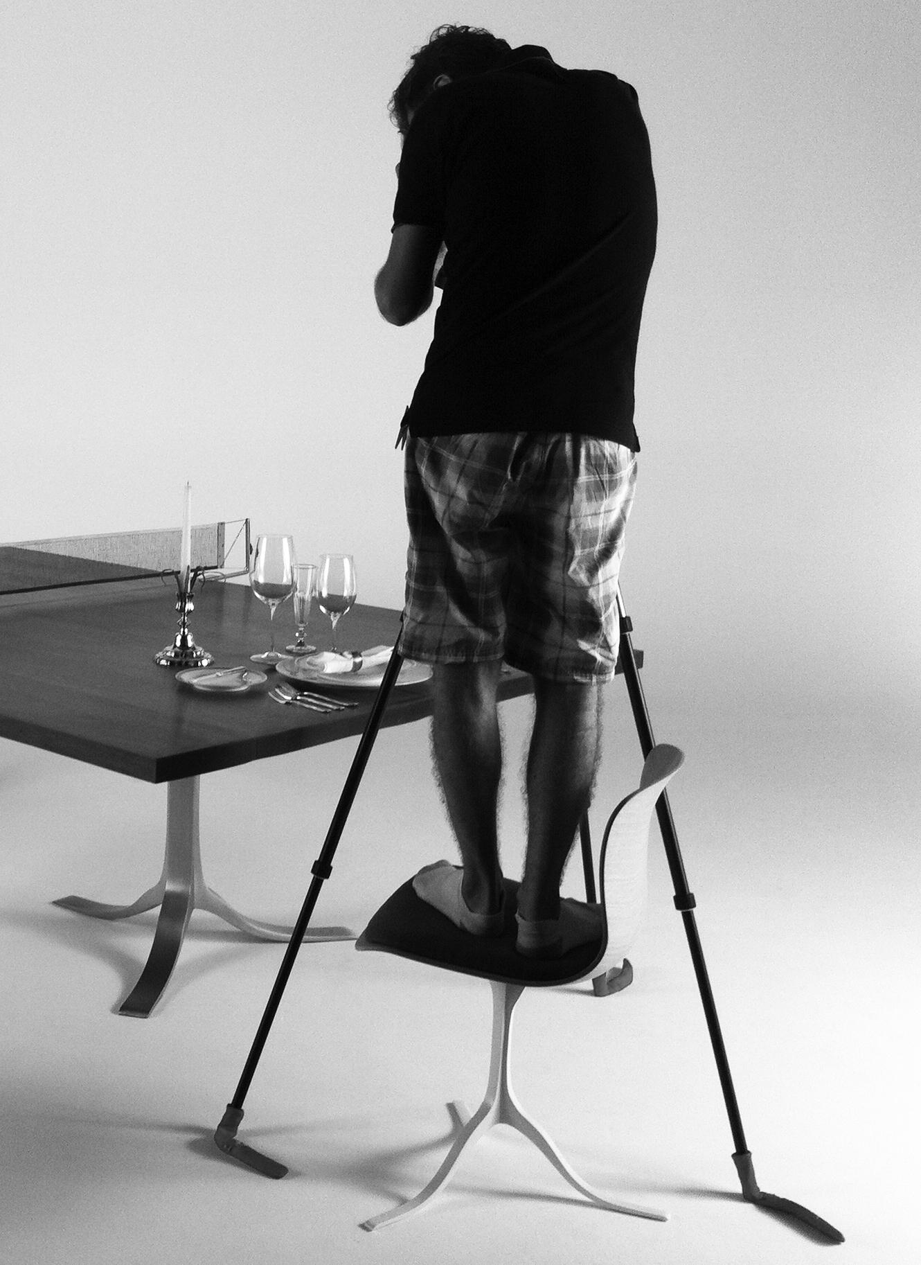 Cabinets de Curiosites Thomas Erber Bangkok Stephanie Grusenmeyer et Pieter Compernol Jerome Barrier table de ping pong raquette et chaise tatouee Photographe Benoit Laboup