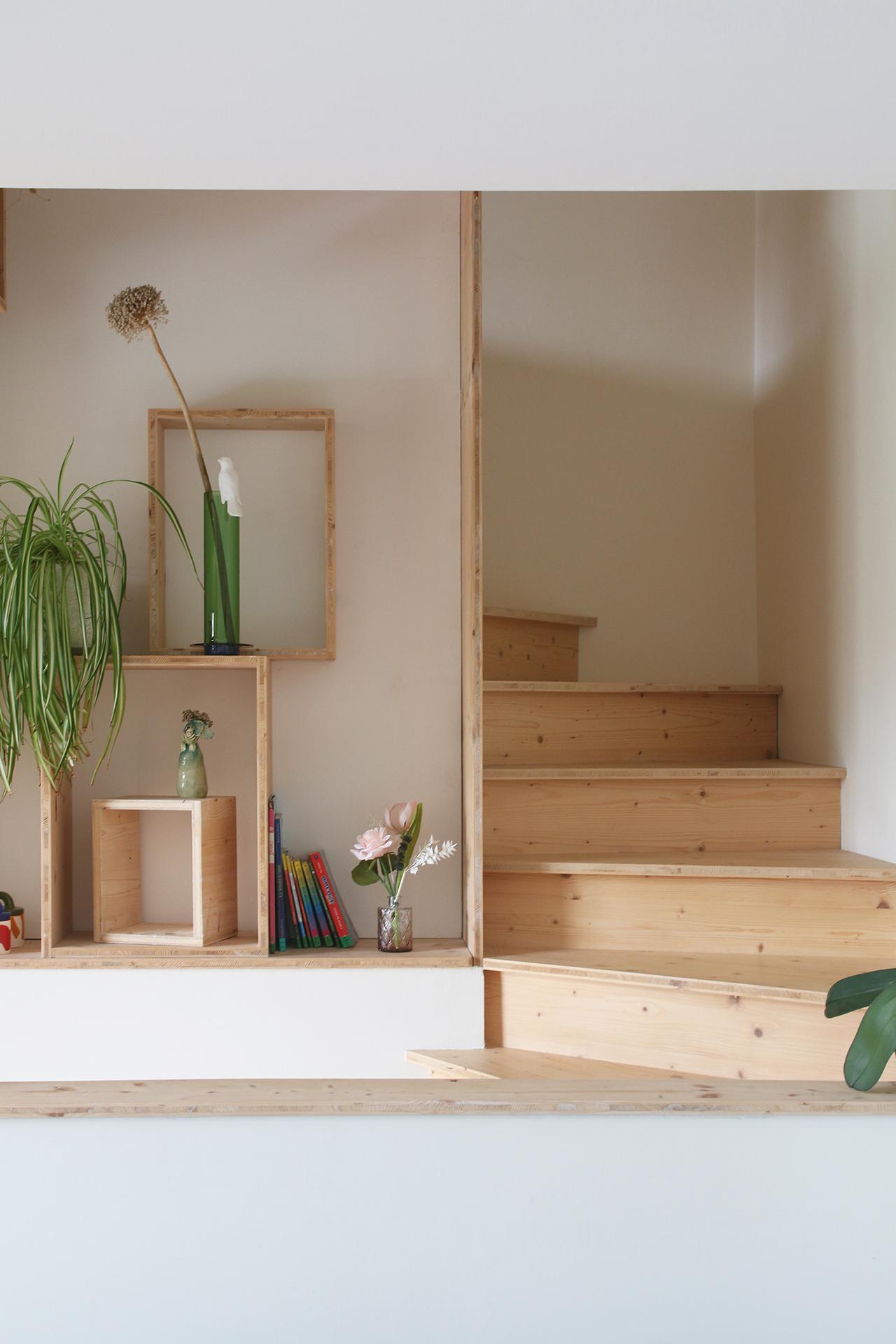 Vu sur les caissons de rangement en bois qui offrent une grande flexibilité d'aménagement. Merci à Jérôme Barrier. 