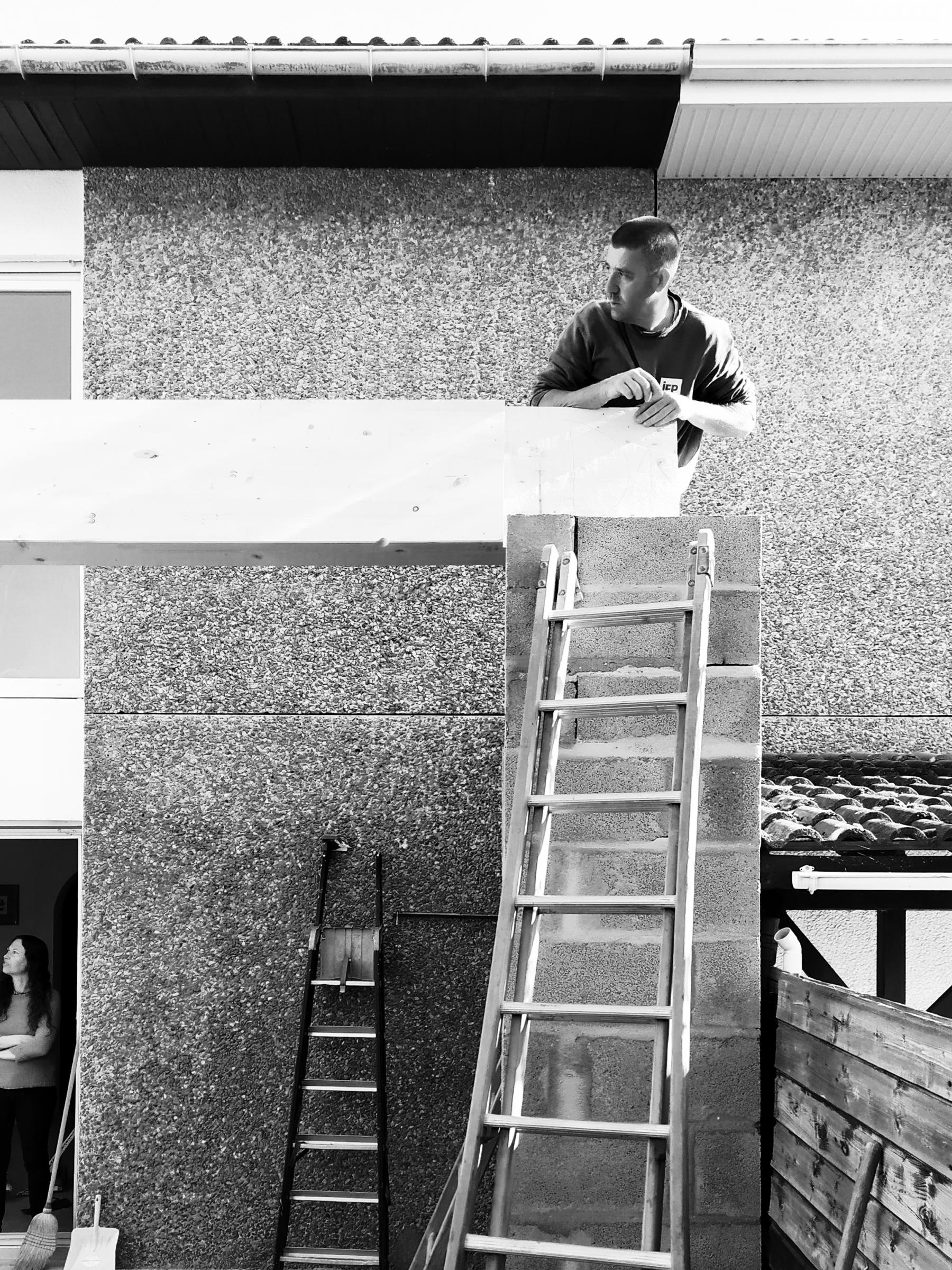 Pose de la poutre de l'extension de cette maison à Vertou en pleine rénovation.