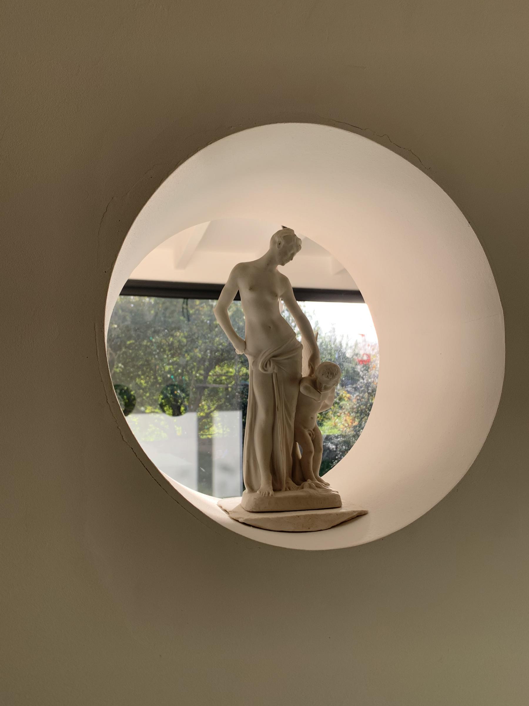 Une statue en porcelaine a été installé dans un des trou/hublot entre la salle à manger et la cuisine.