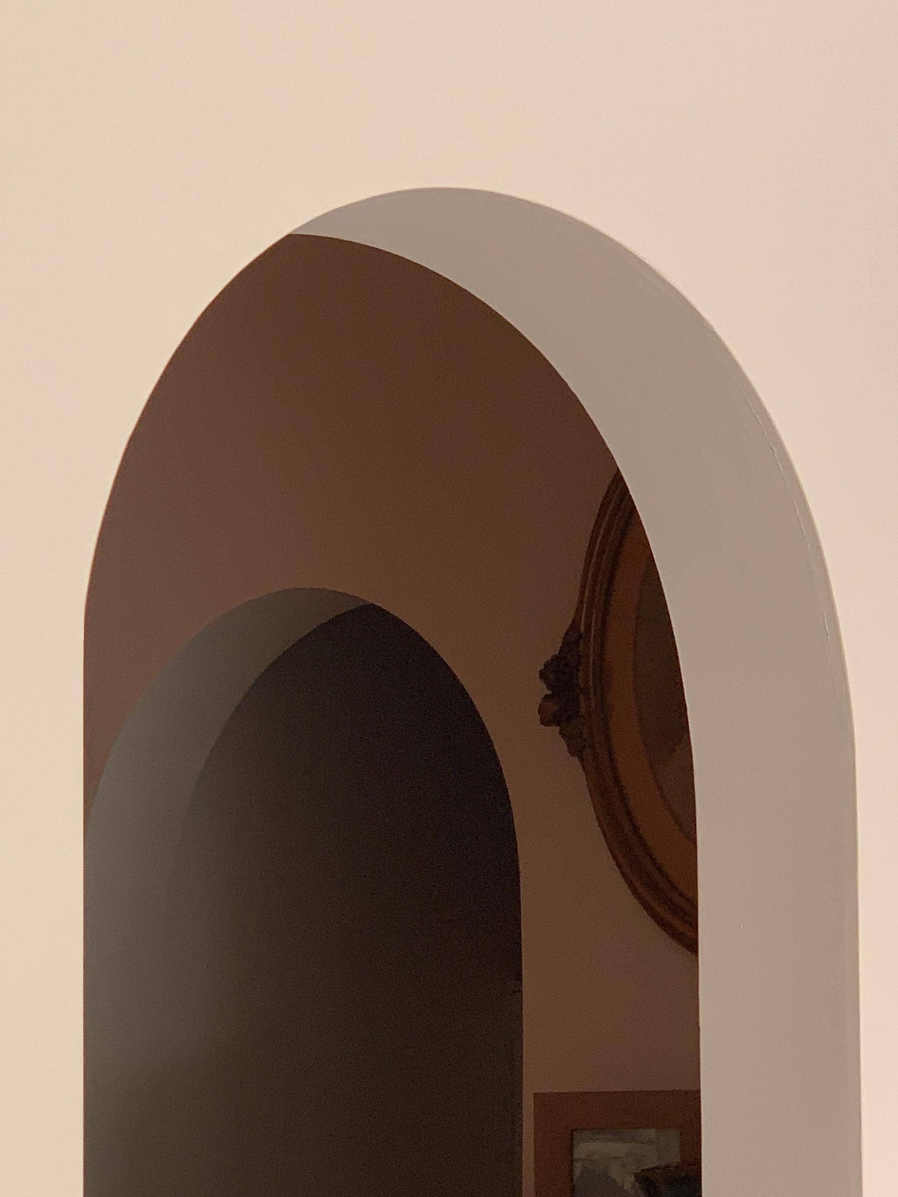 Une succession de passages, une succession d'arche pour apporter de la douceur au rez-de-chaussée de cette maison familiale à Vertou. Design Jérôme Barrier.