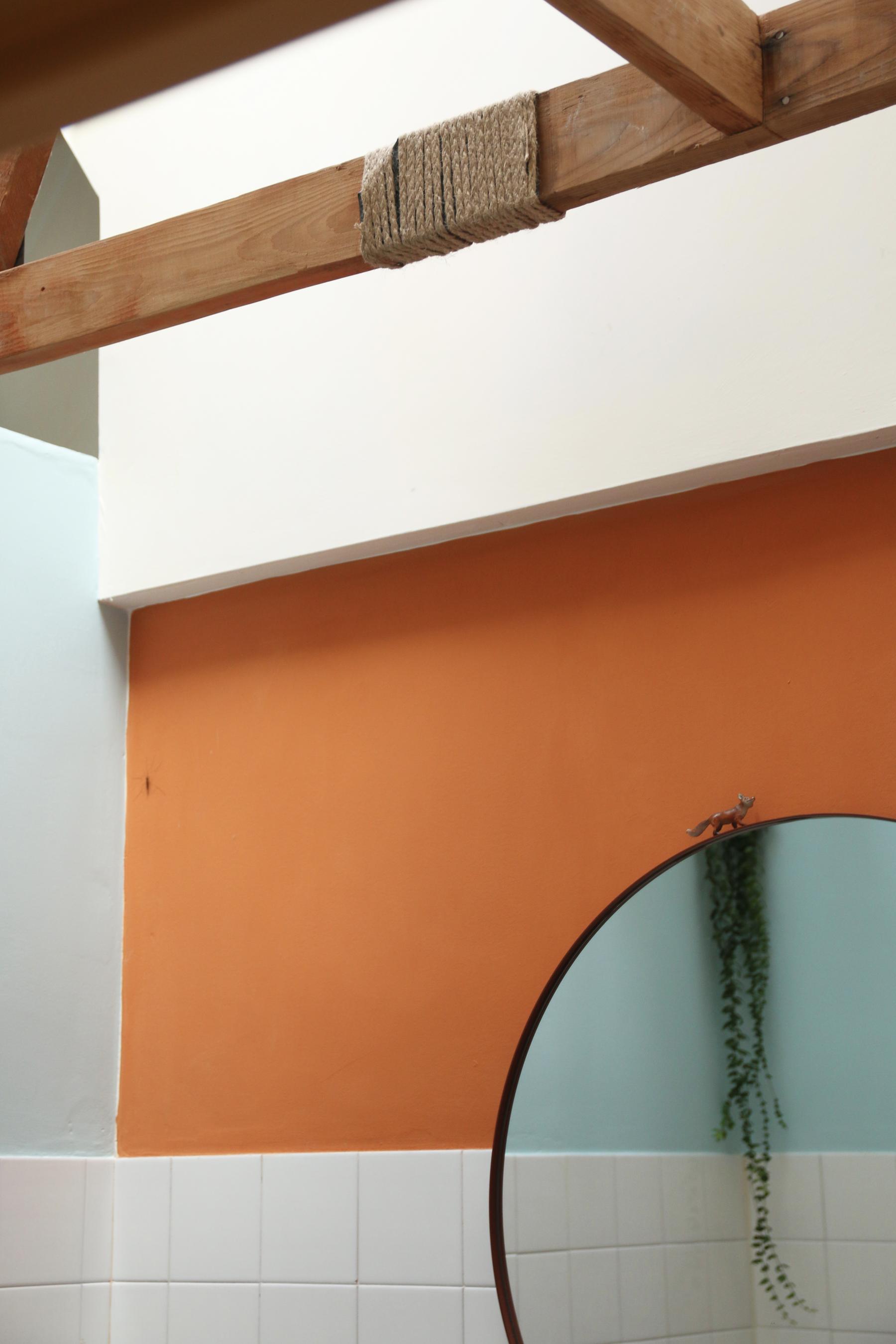 Détail sur les poutres en bois de la maison après avoir ouvert le plafond de la salle de bain sur mesure à Vertou imaginée par Jérôme Barrier.