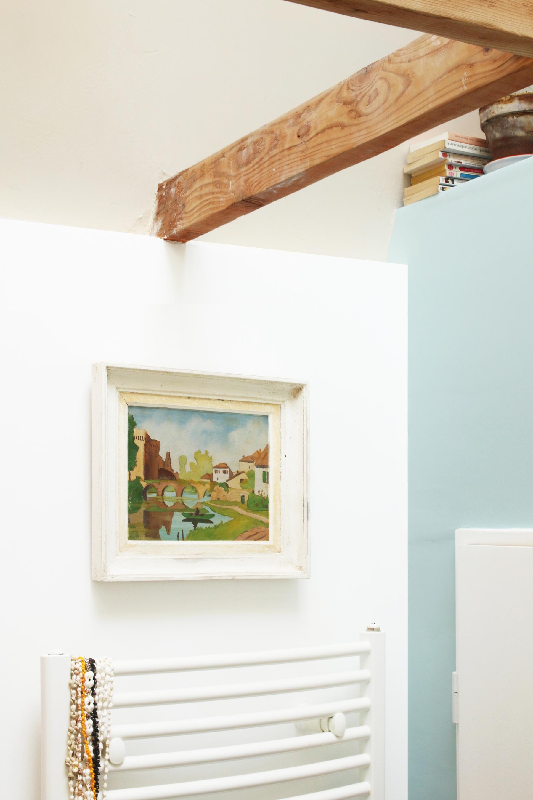 Détail sur un tableau chiné dans une brocante dans la salle de bain très lumineuse dessinée par Jérôme Barrier à Vertou en Loire-Atlantique. 