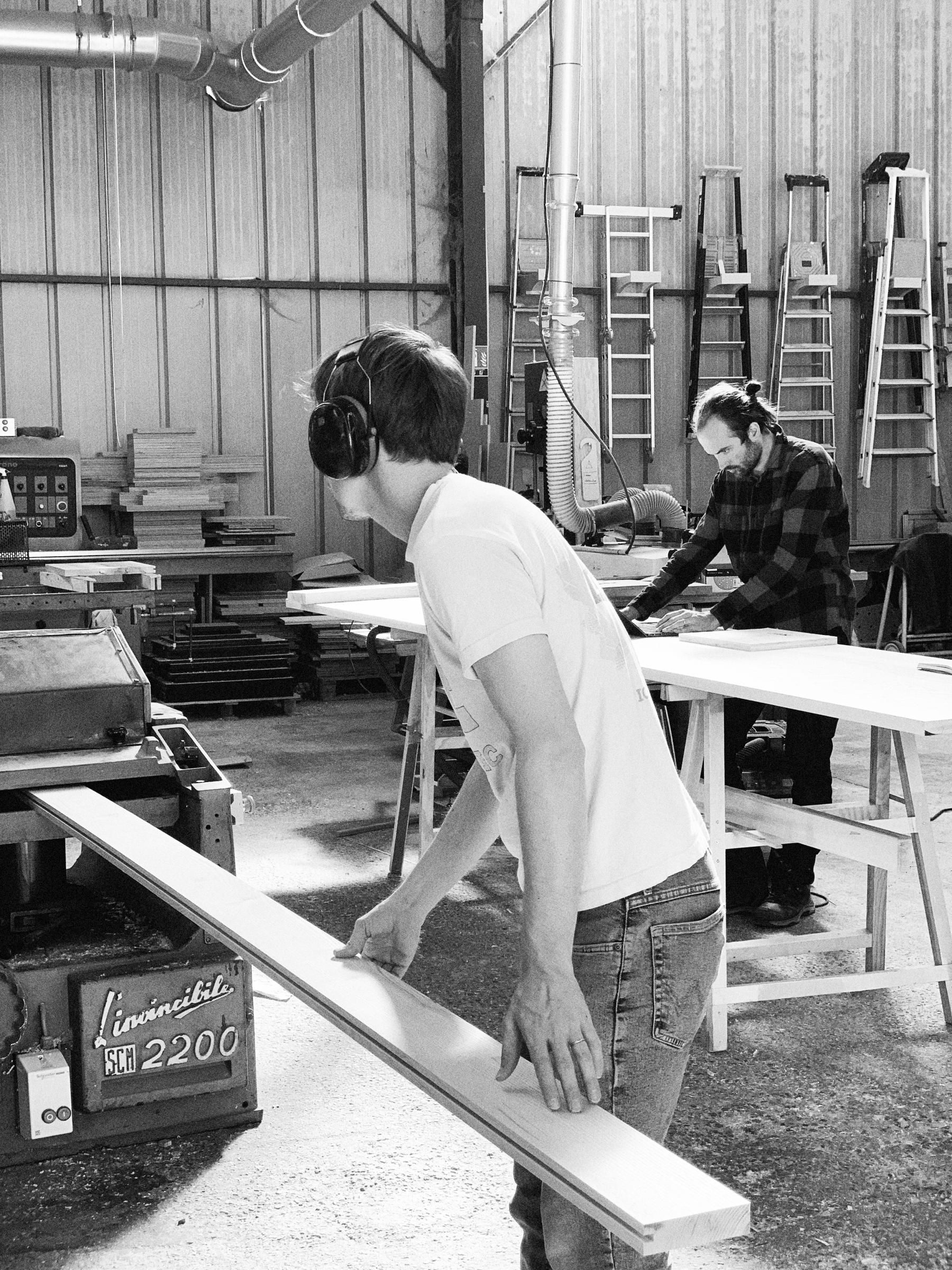 Atelier ma-ma passe les planches de Frêne massif dans la dégauchisseuse-raboteuse pour réaliser les 2 grands plans de travail pour cette pièce destinée à des usages multiples pour toute la famille. Réalisation Jérôme Barrier Vertou Loire-Atlantique. 