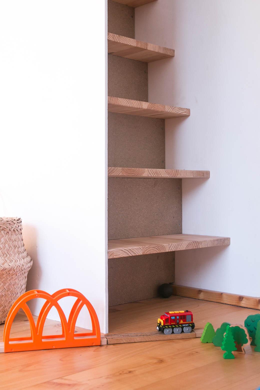 Gros plan sur l'escalier étroit offrant des rangements de l'autre côté mène à la mezzanine. Jérôme Barrier. Meuble sur mesure. Vertou Nantes Loire atlantique