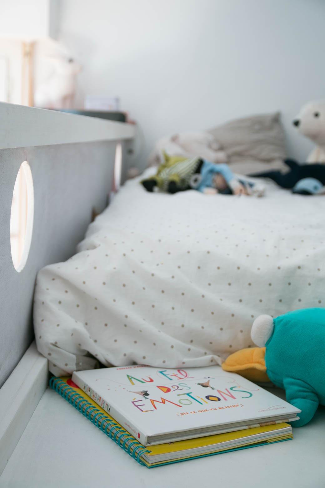 Le lit est posé au sur le sole de la mezzanine de la chambre d'enfant. Jérôme Barrier. Meuble sur mesure. Vertou Nantes Loire atlantique