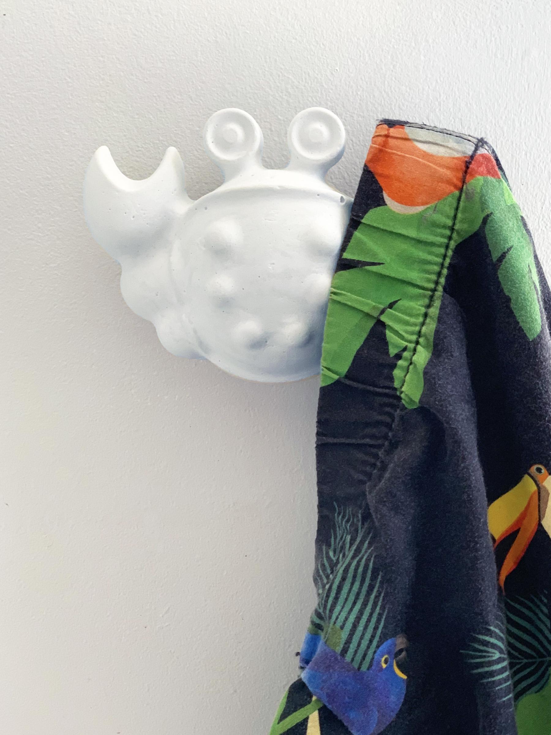Porte-manteau et patère en plâtre réalisés dans des moules à sable. Projet-Tharon-plage-maison-de-vacances-jerome-barrier
