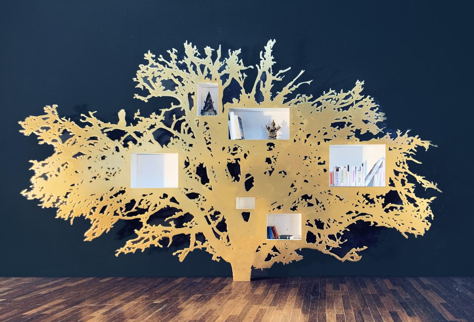Arbre bibliothèque découpée dans une tôle. Finition laiton brossé. Jérôme Barrier éditions.