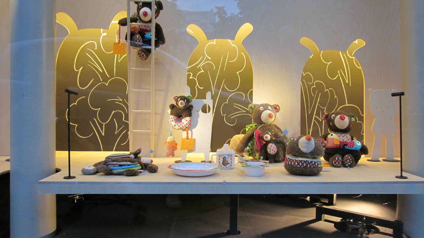 Gros plan sur la décoration de la vitrine du poussette café imaginé par Jérôme Barrier